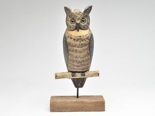 Excellent owl decoy, Leonard Doren, Pekin, Illinois, circa 1950.