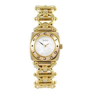 GUCCI - a lady's 6400L bracelet watch. Gold plated case. Unsigned quartz movement. Plain mother-of-p