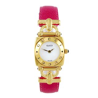 GUCCI - a lady's 6300L wrist watch. Gold plated case. Numbered 0081678. Signed quartz movement. Whit