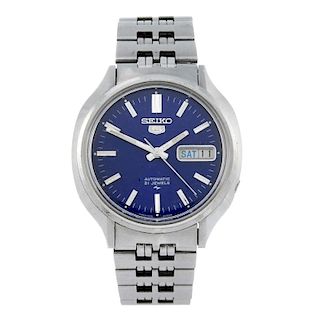 SEIKO - a gentleman's bracelet watch. Stainless steel case. Numbered 490705. Signed automatic moveme
