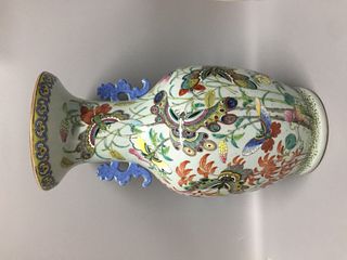 LARGE CHINESE FAMILLE ROSE PORCELAIN VASE ,HAND PAINTED BUTTERFLY ,H44.5CM