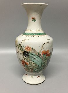 CHINESE FAMILLE ROSE VASE , HAND PAINTED FLOWER , H 24.5CM 