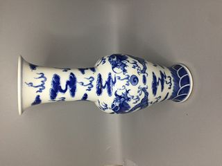 CHINESE BLUE AND WHITE DRAGON VASE , H31.5CM 
