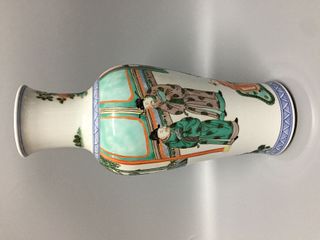 CHINESE FAMILLE ROSE VASE , HAND PAINTED FIGURES , H 29.5CM 