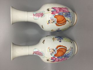PAIR OF CHINESE FAMILLE ROSE  VASE ,HAND PAINTED FIGURES, H 25CM 