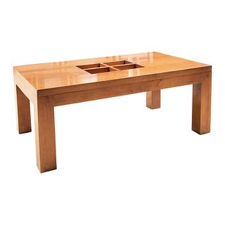 Mesa de centro. SXX. Elaborada en madera. Cubierta rectangular con 4 espacios al centro y soportes lisos.