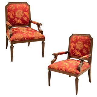 Par de sillones. SXX. Estructura de madera. Con asientos y respaldo en tapicería de tela roja con motivos florales.