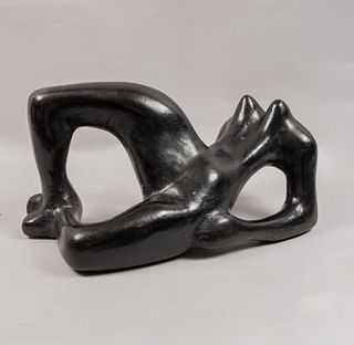 ANÓNIMO. SXX. Figura antropomorfa. Escultura en terracota color negro. 24 x 27 x 49 cm.
