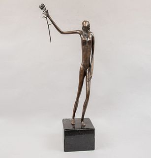 ZAYAT. Mujer con flor. Fechada 80. Fundición en bronce patinado. Con base de mármol negro. 84 cm de altura.