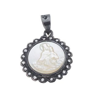 Medalla con talla de madreperla y diamantes en plata .925. Imagen de Virgen con niño en madreperla. 20 diamantes corte 8 x 8. ...