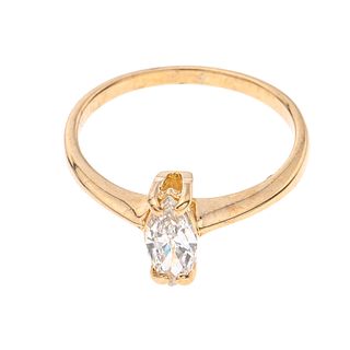 Anillo con diamante en oro amarillo de 14k. 1 diamante corte marquís de 0.28 ct. Talla: 4. Peso: 1.5 g.