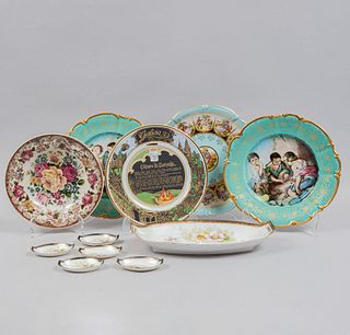 Lote de platos decorativos. Alemania, SXX. Elaborados en porcelana Bavaria y otros. Decorados con escenas costumbristas.