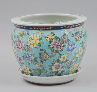 Pecera. Origen oriental, SXX. Elaborada en porcelana. Con plato base. Decorada con motivos florales y vegetales.