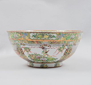 Centro de mesa. Origen oriental, SXX. Elaborado en porcelana. Decorado con motivos florales, vegetales, orgánicos.