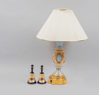 Lámpara de mesa y 2 campanas. SXX. Elaboradas en metal y vidrio. Piezas: 3