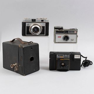 Lote de 4 cámaras fotográficas una Eastman Kodak de caja. SXX. Elaboradas en cartón, resina, cristal y metal.