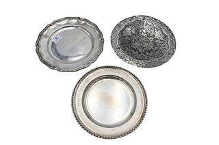 Three Piece Continental Silver Plates, largest in diameter 10 1/2 inches, 35.8 t.oz.