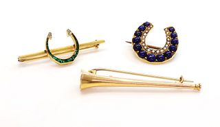 An emerald and diamond horseshoe bar brooch,