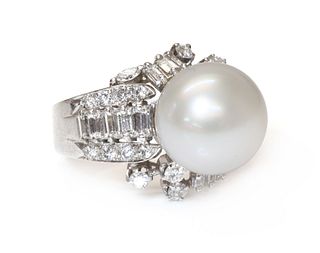 A single stone cultured South Sea pearl ring,