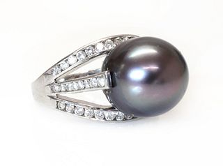 A white gold single stone cultured Tahitian pearl ring,