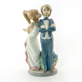 Let's Make Up 1005555 - Lladro Porcelain Figurine