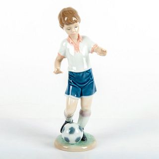 Soccer Practice 1006198 - Lladro Porcelain Figurine