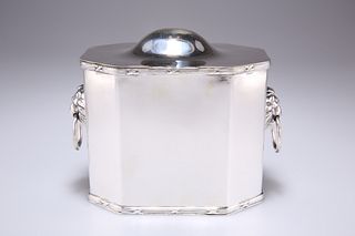 A GEORGE V SILVER BISCUIT BOX, by Martin Hall & Co Ltd, Sheffield 1919, of 