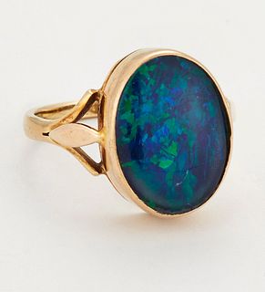 A 9 CARAT GOLD COMPOSITE BLACK OPAL RING, an oval composite black opal in a