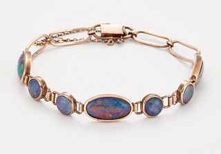 A COMPOSITE OPAL BRACELET, alternating oval and round opal-set links to an 