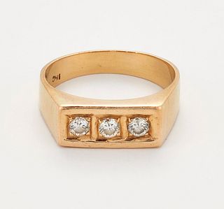 A DIAMOND THREE STONE RING, round brilliant-cut diamonds in a bar setting, 