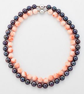 A CORAL BEAD NECKLACE, uniform pink coral beads knotted to a ball clasp, ma