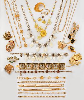 A SMALL QUANTITY OF DESIGNER AND OTHER COSTUME JEWELLERY, including A BUTLE