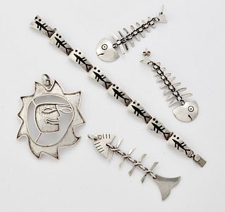 A GROUP OF SILVER JEWELLERY, including A PAIR OF NOVELTY ARTICULATED FISH B