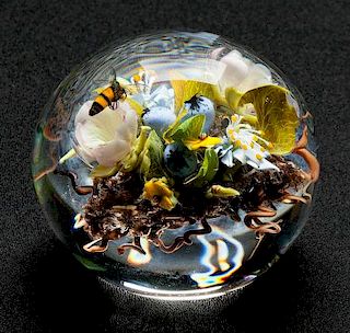 PAUL STANKARD FLAMEWORK CLEAR AND COLORED GLASS BLUEBERRIES & BEES PAPERWEIGHT