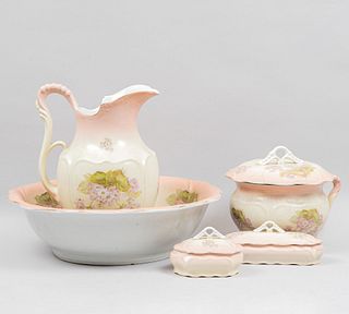 Aguamanil y accesorios. Origen europeo, inicios del SXX. Elaborado en porcelana acabado rosa decorado con bouquets.