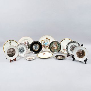 Lote de 13 platos decorativos. EE.UU, Inglaterra, Japón y otros, SXX. Diferentes diseños. Elaborados en cerámica y porcelana.