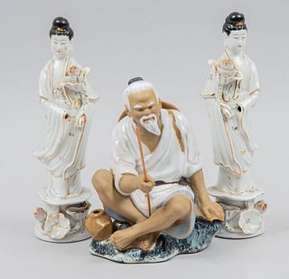 Lote de figuras orientales decorativas. SXX. Elaboradas en porcelana y cerámica. Consta de: par de damas chinas y pescador. Piezas: 3