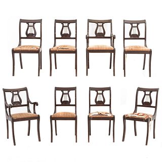 Lote de 6 sillas y 2 sillones. SXX. Elaborados en madera. Con respaldos semiabiertos, asientos acojinados y soportes tipo sable.