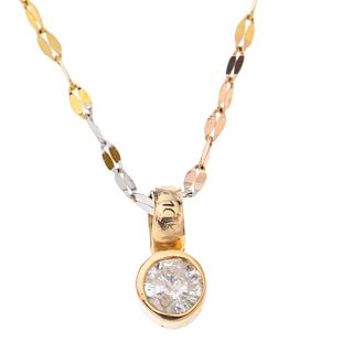 Collar y pendiente con diamante en oro amarillo y blanco de 10k y 14k. 1 diamante corte brillante de 0.35 ct. Peso: 1.8 g.