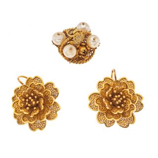Pendiente y par de aretes con perlas en oro amarillo de 8k. Diseño en filigrana motivo canasta y rosas. Peso:  15.8 g.