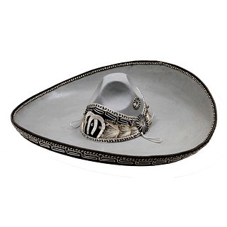 Sombrero charro de fantasía. México, SXXI. En color gris con bordados en hilo plateado.