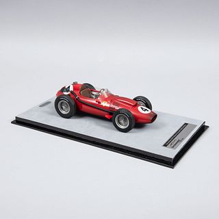 Auto a escala. Ferrari Dino 246. F1. Winner France GP 1958. End Race. Italia. De la marca Tecnomodel Mythos. Edición limitada.