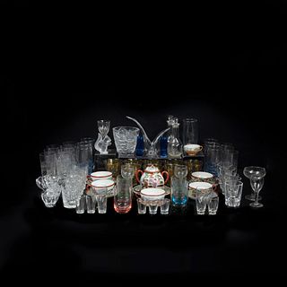 Lote mixto de artículos para mesa. Diferentes orígenes, SXX. Elaborados en vidrio, cristal y porcelana. Piezas: 75