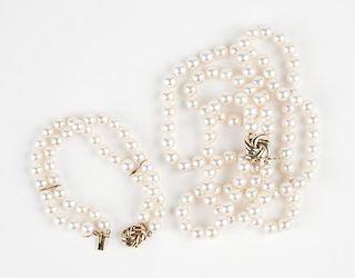 A set of cultured pearl jewelry