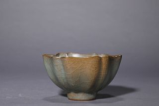 A Celadon Glaze Lobed Bowl
