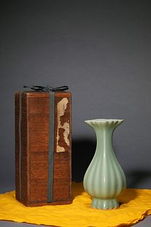 A Longquan Celadon Gaze Foliate-Edge Vase