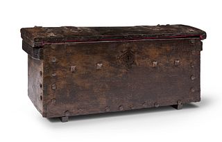 Spanish chest; XVII century. 
Wood. 
Remains of polychrome.