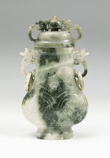 Perfumer. China, early 20th century. 
Jade veined-hard stone.