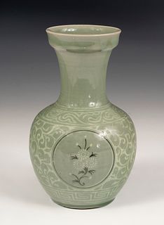 Celadon vase. China, late 19th century-early 20th century. 
Celadon glazed ceramic.