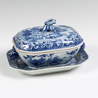 Tureen following Quianlong models; China, XX century. 
Glazed porcelain.